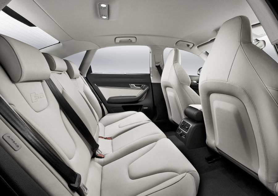 Интерьер Audi S6 Sedan (4F, C6) 2008 года  (фото 3 из 18)